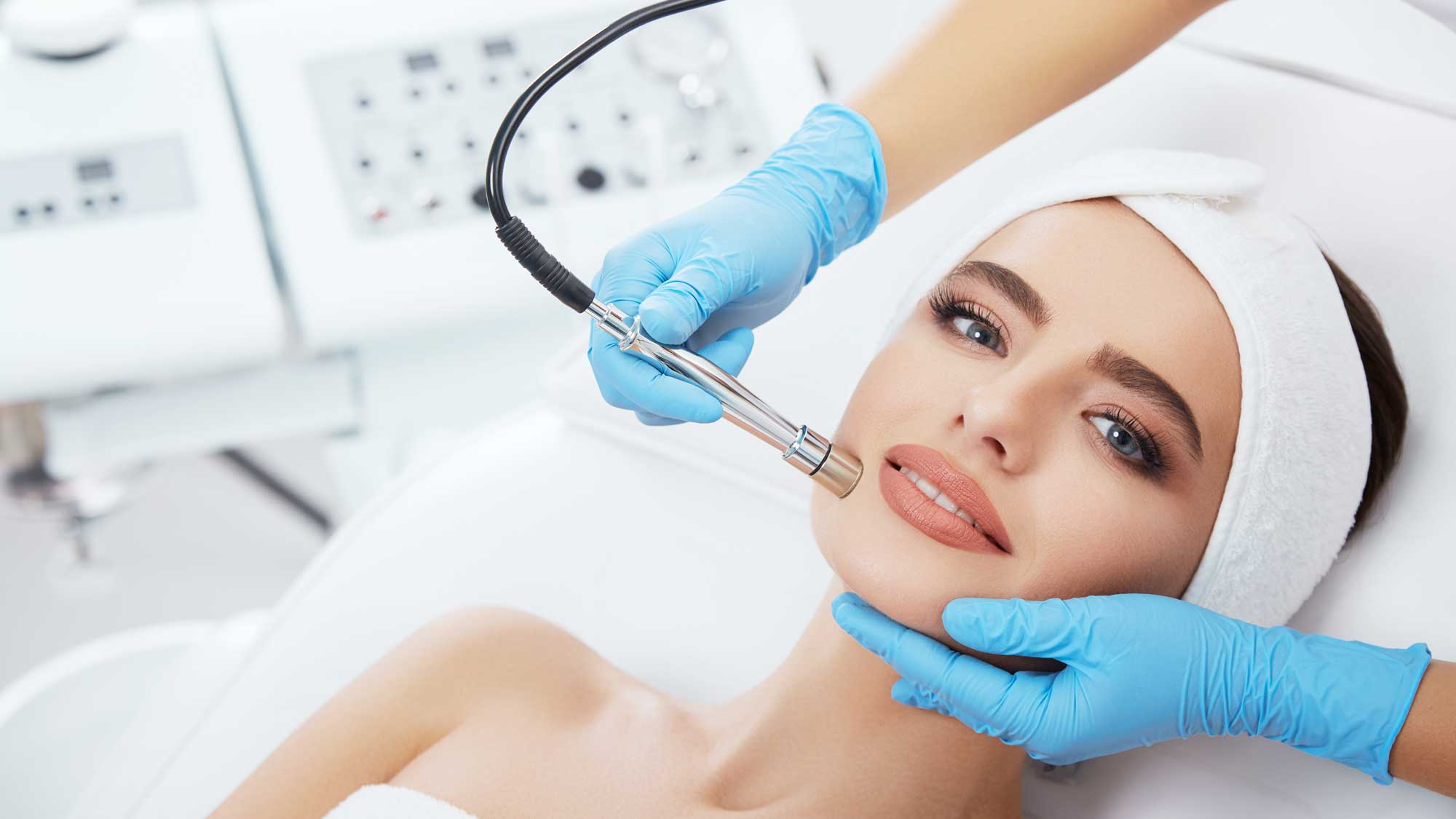 Read more about the article Understanding Microdermabrasion Treatment and How You’ll Benefit