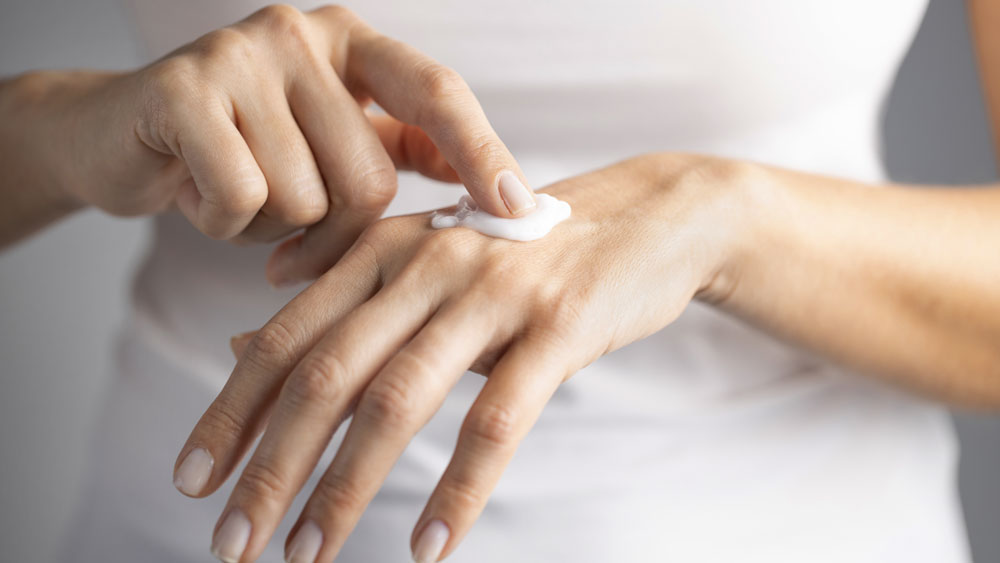 Read more about the article 10 Ways to Treat Dry Skin on Hands this Winter